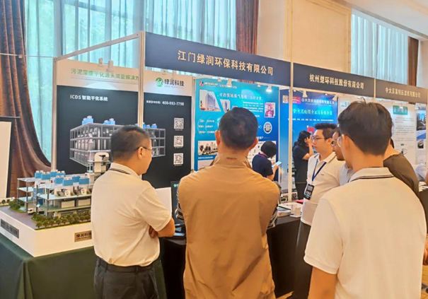 綠潤(rùn)科技展位更是人氣爆棚，咨詢不斷